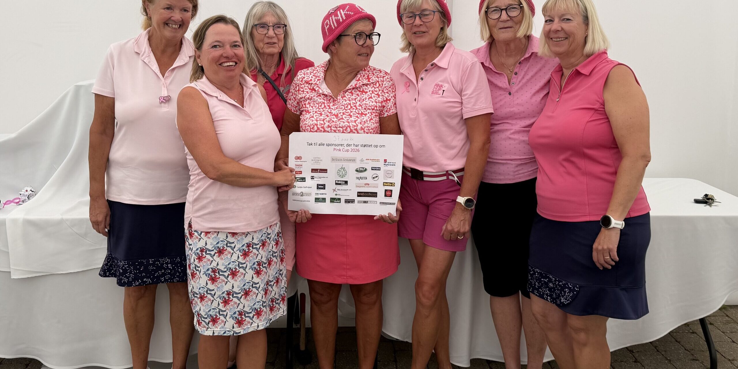 Pink Cup Udvalget Med Sponsorplakat Og Beløb